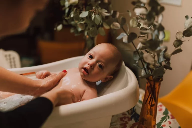 Saúde dos bebês cuidados necessários na hora do banho