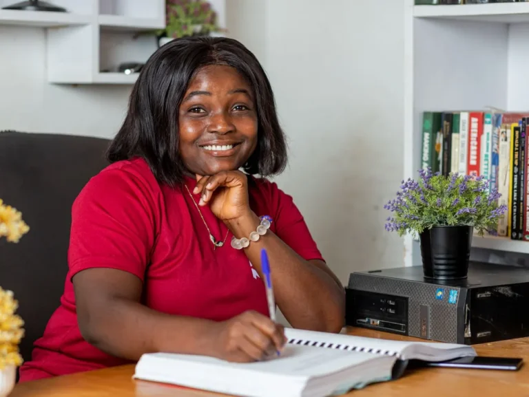 como a assistencia social contribui para o desenvolvimento da sociedade mulher sorrindo escritorio c